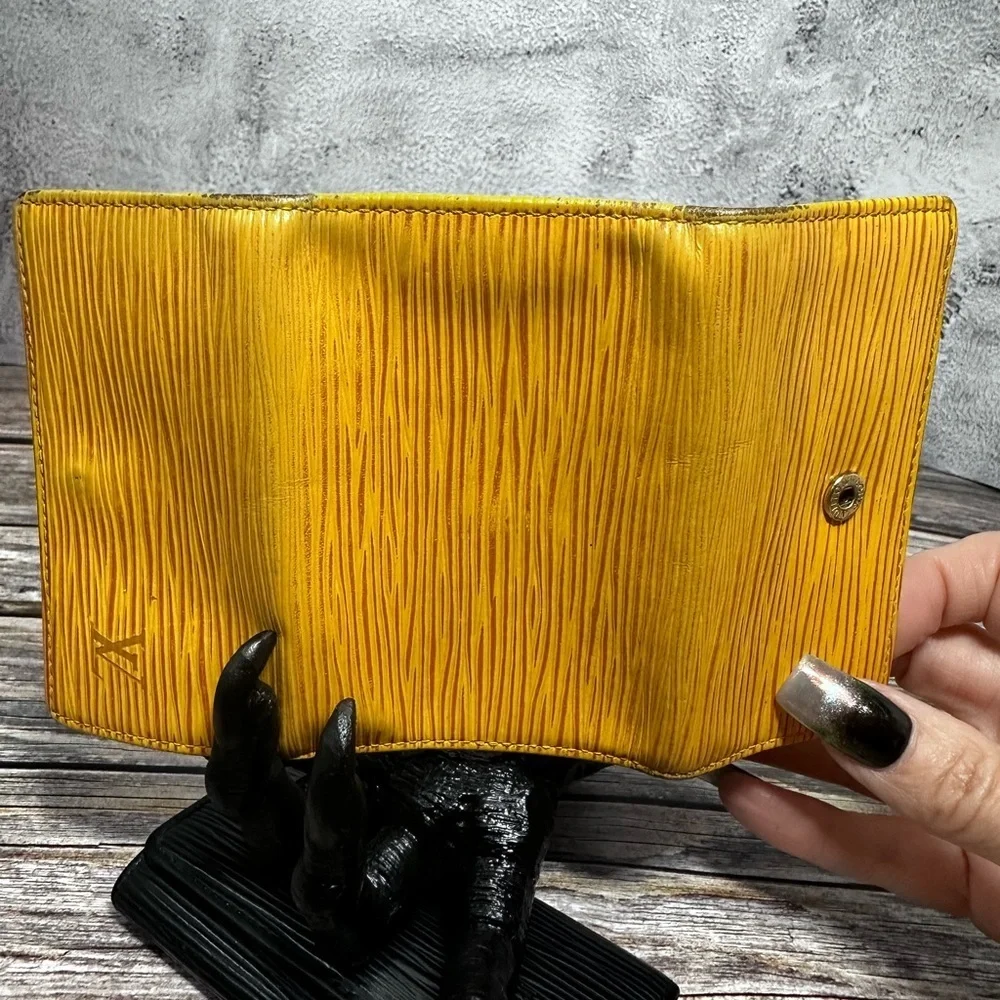 Louis Vuitton Authentic Vintage Yellow Purple Epi 6-Key Holder - Picture 3 of 16